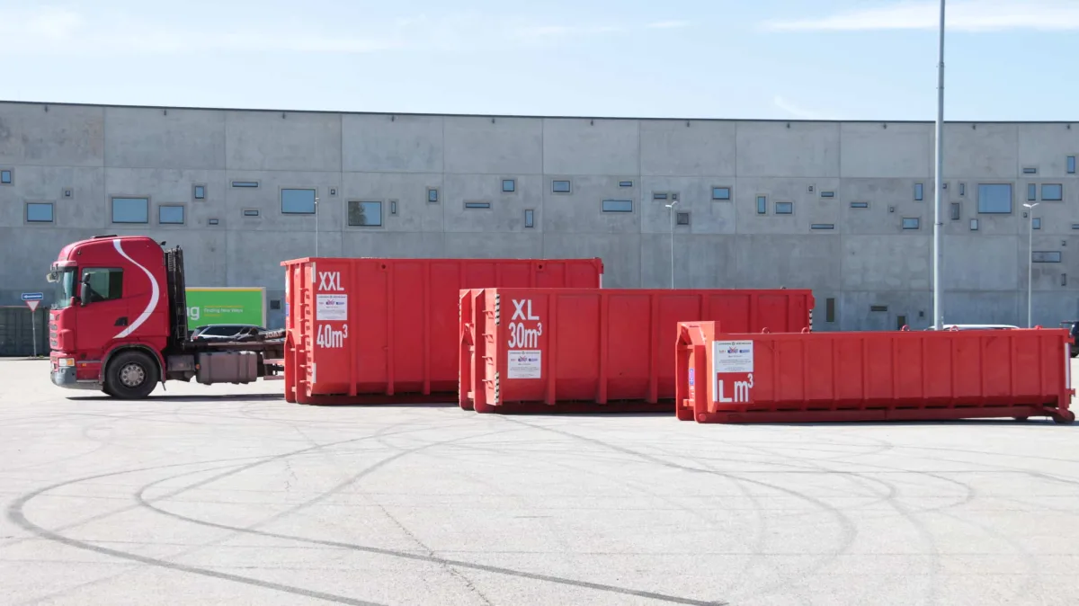 Контейнеры XL и L для хлама на площадке у склада
