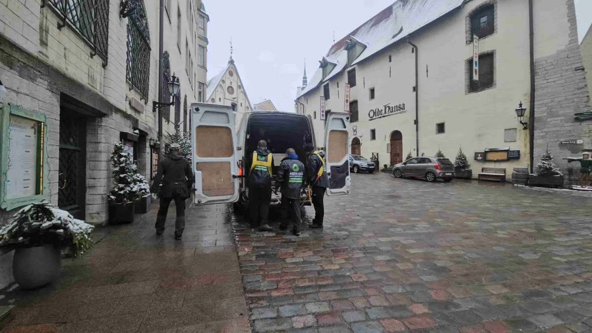 Грузчики загружают микроавтобус на улице Старого города