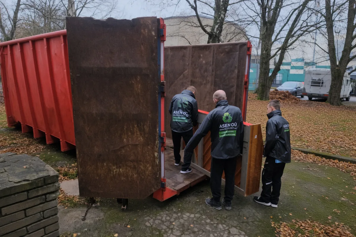 Три грузчика ASEN загружают контейнер во дворе