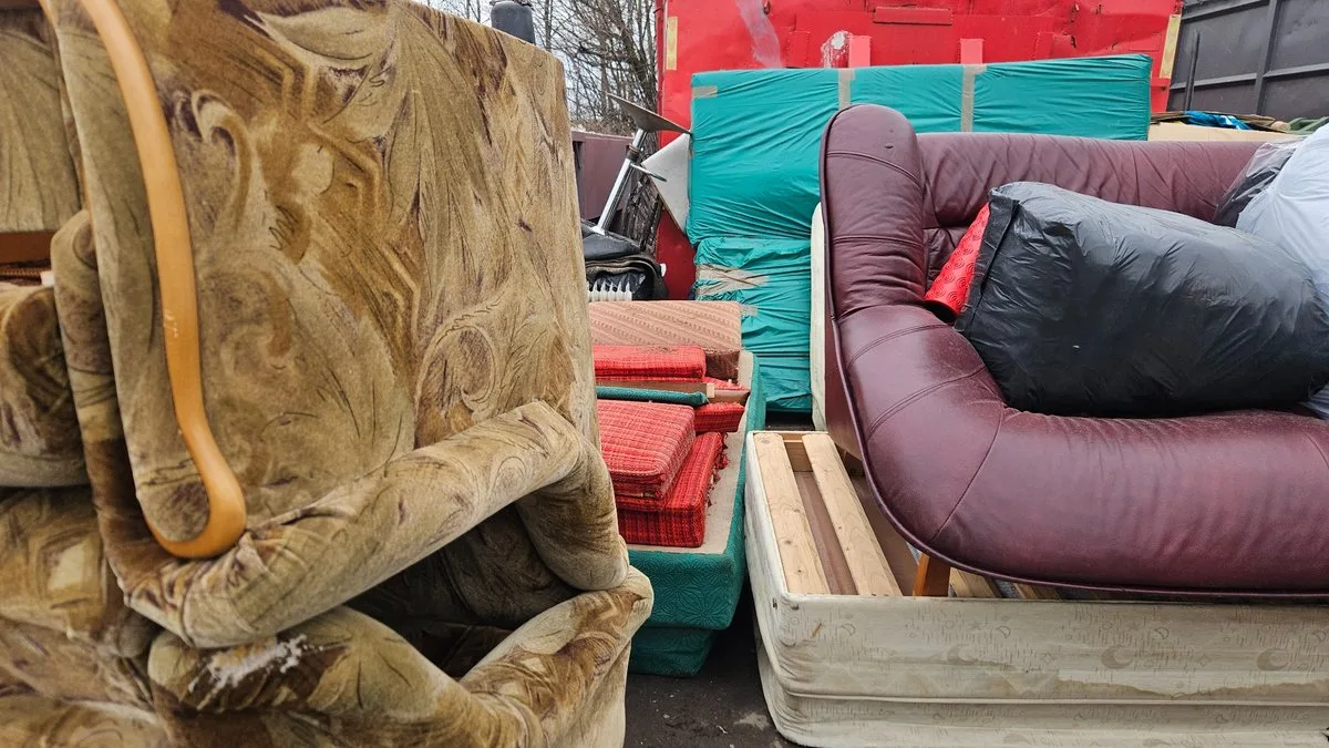 Vana diivan, tugitool ja madratsid jäätmejaamas