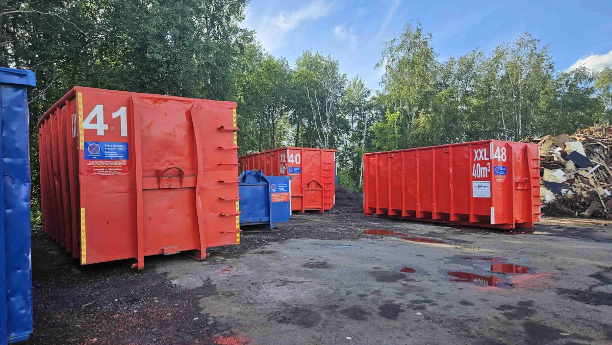 Красные и синие контейнеры на площадке пункта приёма
