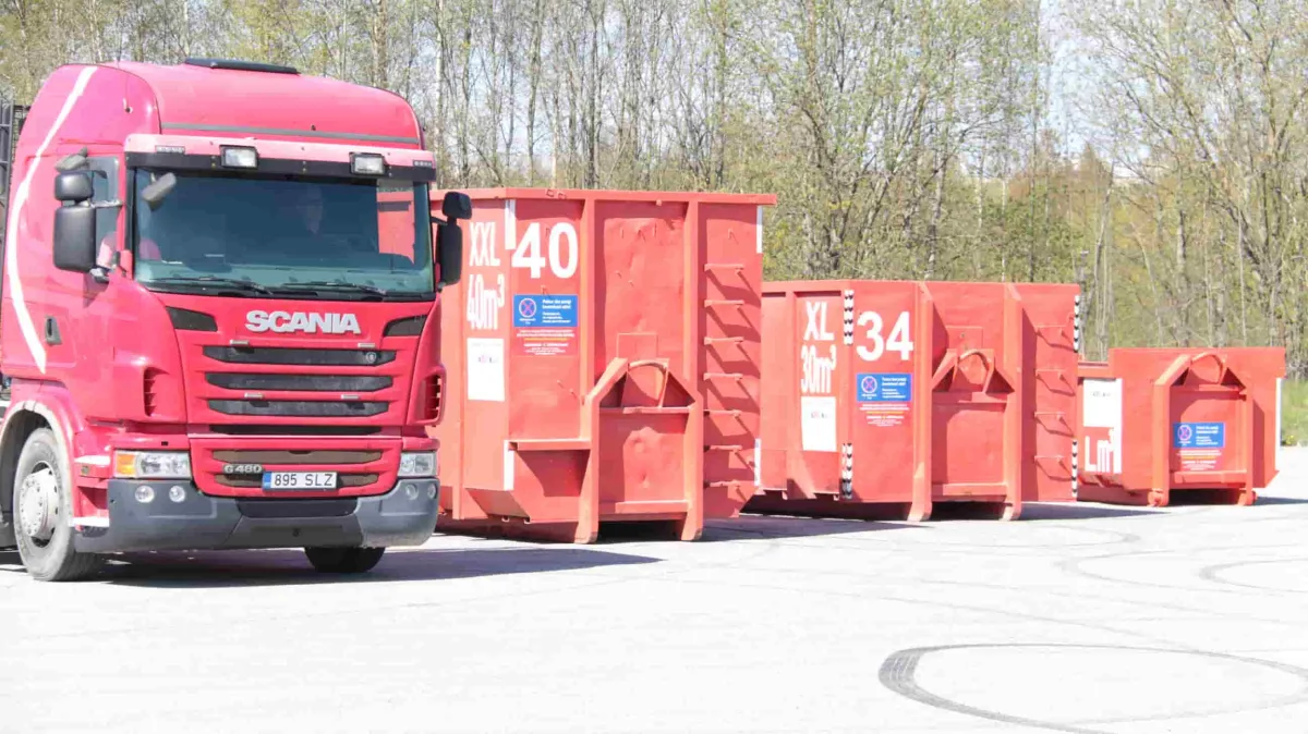 Красный грузовик Scania и контейнеры на 40 и 34 м³