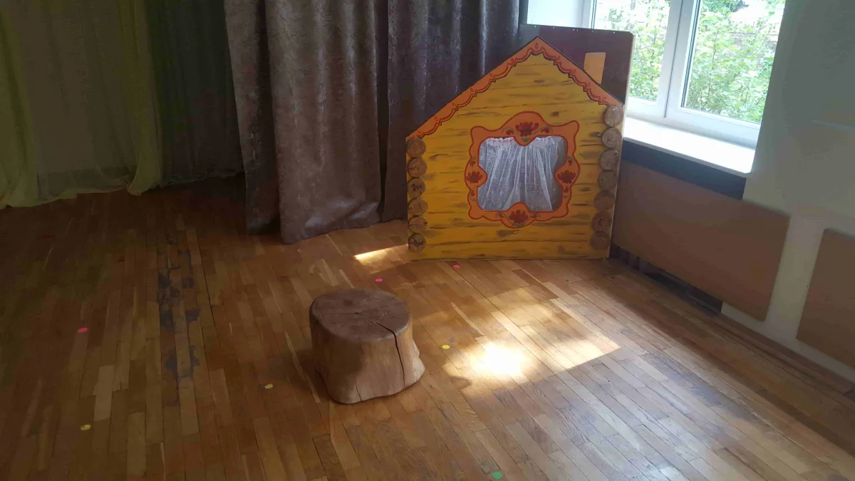 Пенёк-стульчик и сказочный домик в игровой комнате