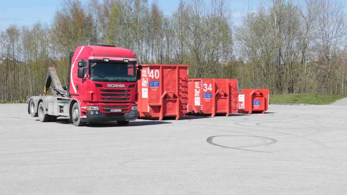 Мультилифт Scania и контейнеры 40 и 34 м³ на площадке