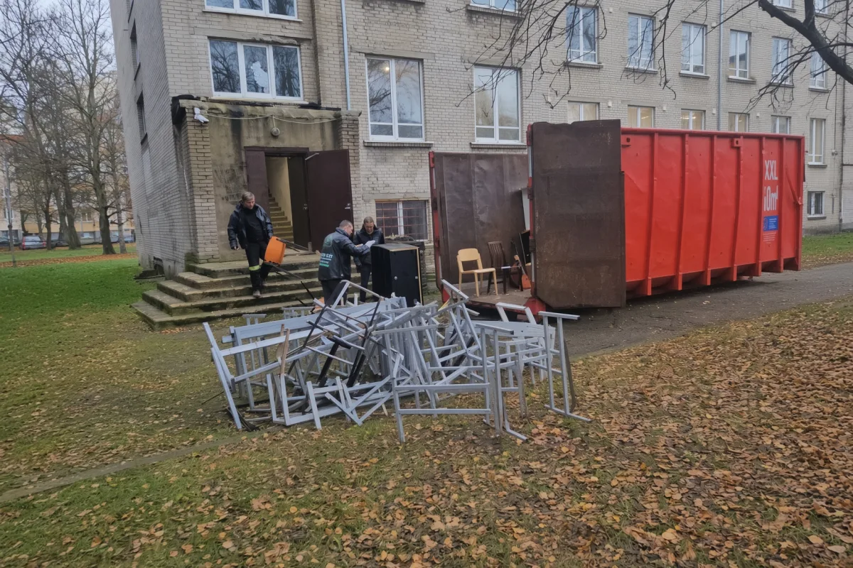 Вынос старых вещей из подвального входа к контейнеру