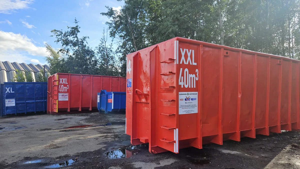 Красный контейнер XXL 40 м³ и синие контейнеры XL на площадке