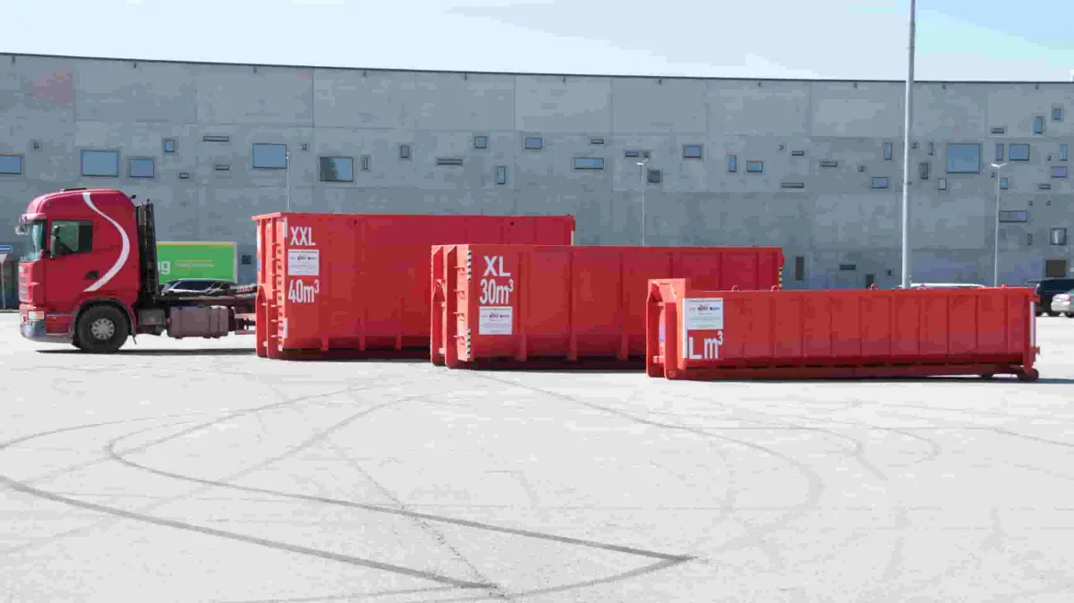 Красный тягач Scania и контейнеры XXL, XL и L в ряд