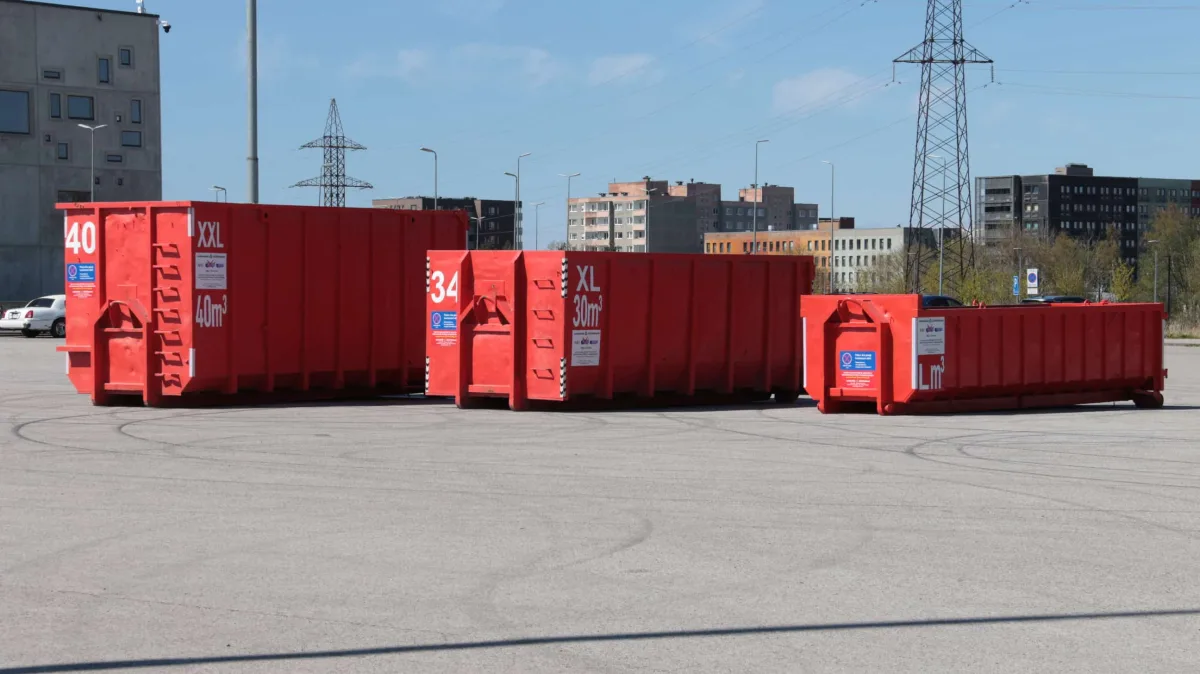 Три красных контейнера XL на асфальтированной площадке