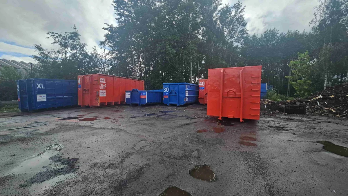 Пустые контейнеры разного объёма готовы к аренде